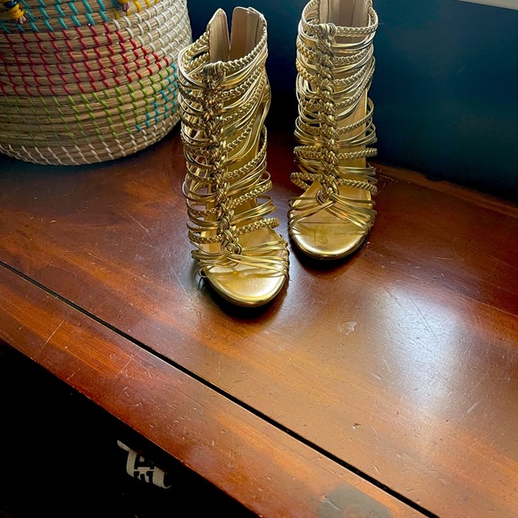 Beautiful gold heels - Picture 1 of 3